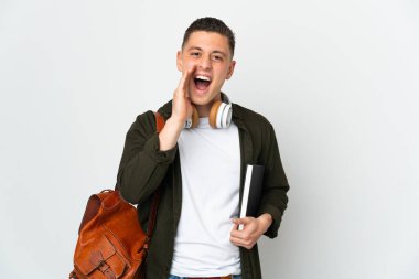 Beyaz arka planda, şaşırmış ve şok olmuş bir yüz ifadesiyle izole edilmiş beyaz bir öğrenci.