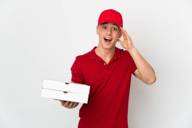 İş üniformalı bir pizzacı beyaz arka planda izole edilmiş pizza kutuları alıyor.