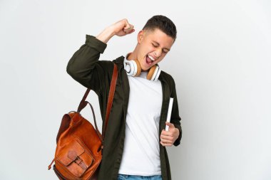 Beyaz arka planda izole edilmiş beyaz bir öğrenci zaferi kutluyor.