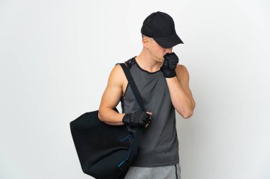 Beyaz arka planda izole edilmiş çantalı beyaz tenli genç adamın şüpheleri var.