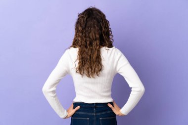 Arka planda mor arka planda izole genç beyaz kadın