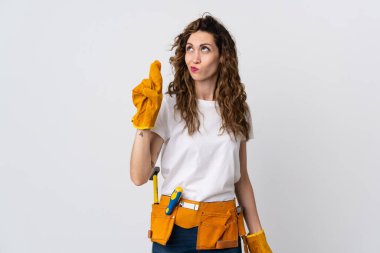 Genç elektrikçi beyaz arka planda izole edilmiş, şans diliyor ve en iyisini diliyor.