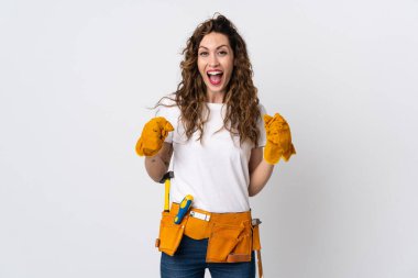 Genç elektrikçi beyaz arka planda tek başına zaferi kutluyor.