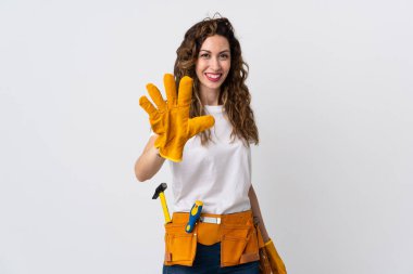 Genç elektrikçi beyaz arka planda izole edilmiş, parmaklarıyla beşi sayıyor.