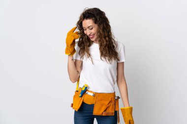 Genç elektrikçi beyaz arka planda izole bir şekilde gülüyor.