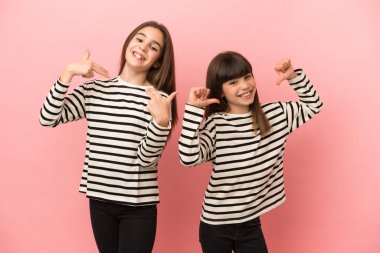 Küçük kız kardeşler pembe arka planda soyutlanmış gururlu ve kendini aşktan tatmin eden kızlar.