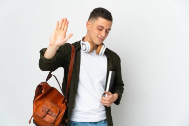 Beyaz arka planda izole edilmiş beyaz bir öğrenci dur hareketi yapıyor ve hayal kırıklığına uğruyor.