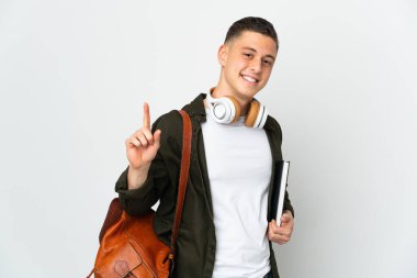 Beyaz arka planda izole genç beyaz öğrenci en iyinin işareti olarak parmağını kaldırıyor ve gösteriyor.