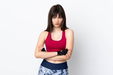 Beyaz arka planda soyutlanmış, kolları bağlı genç bir kadın.