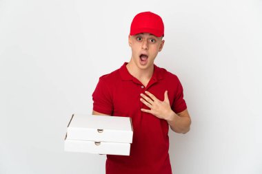 İş üniformalı bir pizzacı beyaz arka planda izole edilmiş pizza kutularını topluyor.