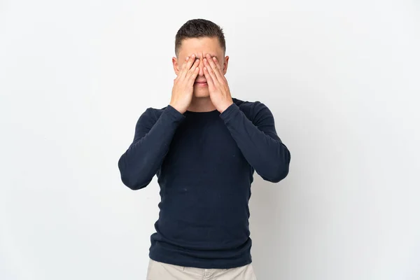 Ung Kaukasisk Man Isolerad Vit Bakgrund Täcker Ögon Med Händer — Stockfoto