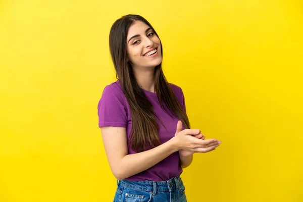 Jovem Caucasiana Isolada Fundo Amarelo Aplaudindo — Fotografia de Stock