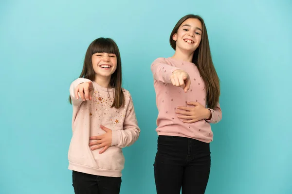 Hermanitas Niñas Aisladas Sobre Fondo Azul Señalando Con Dedo Alguien —  Fotos de Stock