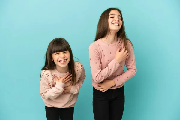 Hermanitas Niñas Aisladas Sobre Fondo Azul Sonriendo Mucho Mientras Ponen —  Fotos de Stock