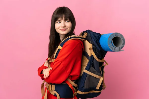 登山ウクライナの女の子ともに大きなバックパック隔離されたピンクの背景笑い — ストック写真