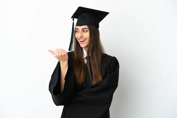 Junge Universitätsabsolventen Isoliert Auf Weißem Hintergrund Der Zur Seite Zeigt — Stockfoto