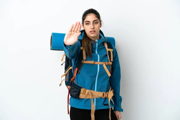 Joven Montañista Con Una Gran Mochila Sobre Fondo Aislado Haciendo —  Fotos de Stock