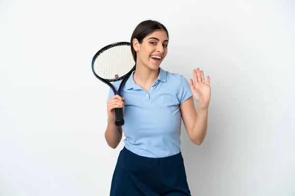 ハンサムな若いテニスプレーヤーCucasian女性孤立した上に白い背景敬礼とともに幸せな表情 — ストック写真