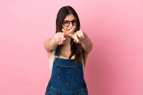 Joven Mujer Caucásica Aislada Sobre Fondo Rosa Haciendo Stop Gesture —  Fotos de Stock