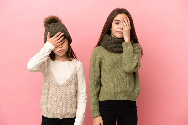 Små Systrar Bär Vinter Kläder Isolerad Rosa Bakgrund Med Överraskning — Stockfoto