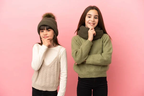 Hermanitas Vistiendo Una Ropa Invierno Aisladas Sobre Fondo Rosa Sonriendo —  Fotos de Stock