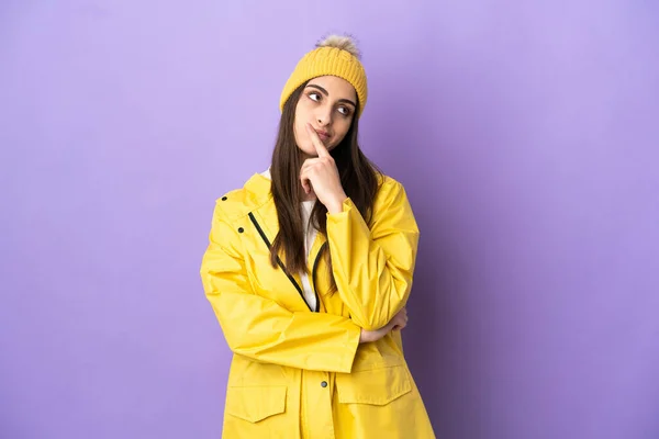 Mujer Joven Caucásica Con Abrigo Impermeable Aislado Sobre Fondo Púrpura —  Fotos de Stock