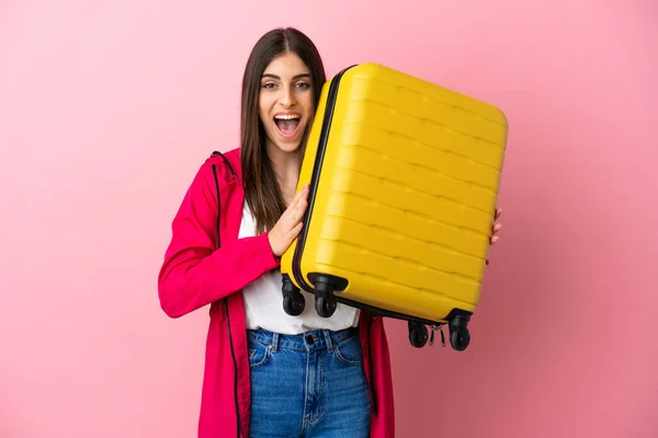 Mulher Caucasiana Jovem Isolado Fundo Rosa Férias Com Mala Viagem — Fotografia de Stock