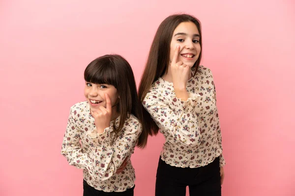 Μικρές Αδελφές Κορίτσια Απομονωμένες Ροζ Φόντο Κοιτάζοντας Προς Εμπρός — Φωτογραφία Αρχείου