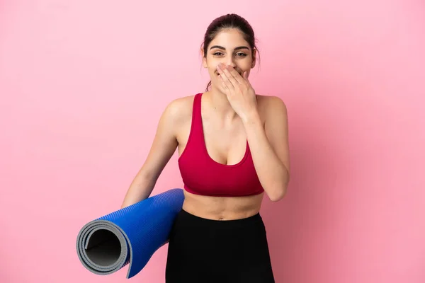 Ung Sport Kaukasisk Kvinna Till Yogaklasser Samtidigt Hålla Matta Glad — Stockfoto