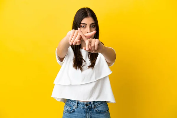 Νεαρή Καυκάσια Γυναίκα Απομονωμένη Κίτρινο Φόντο Κάνοντας Χειρονομία Στοπ Χέρι — Φωτογραφία Αρχείου