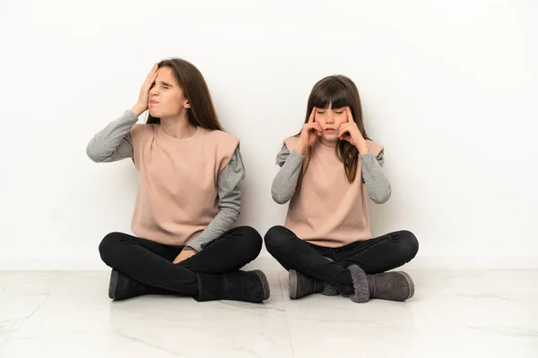 Små Systrar Sitter Golvet Isolerad Vit Bakgrund Olycklig Och Frustrerad — Stockfoto