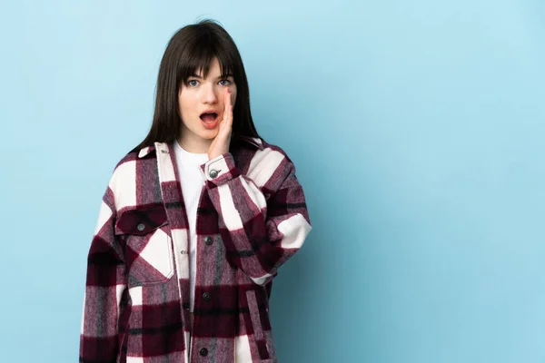 Teenager Ukrajinská Dívka Izolované Modrém Pozadí Překvapením Šokovaný Výraz Obličeje — Stock fotografie