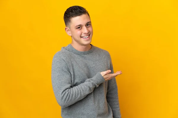 Młody Mężczyzna Rasy Kaukaskiej Odizolowany Żółtym Tle Przedstawiający Pomysł Uśmiechnięty — Zdjęcie stockowe