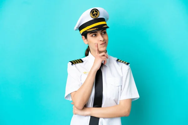 Flugzeugpilot Kaukasische Frau Isoliert Auf Blauem Hintergrund Mit Zweifeln Beim — Stockfoto