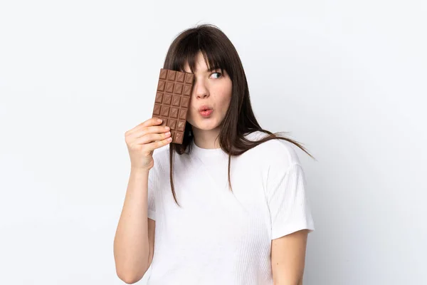 Mladá Ukrajinská Žena Izolované Bílém Pozadí Čokoládovou Tabletu Překvapený — Stock fotografie