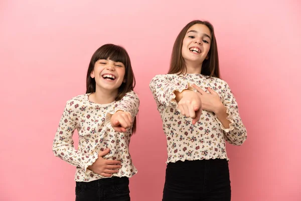 Hermanitas Niñas Aisladas Sobre Fondo Rosa Señalando Con Dedo Alguien —  Fotos de Stock