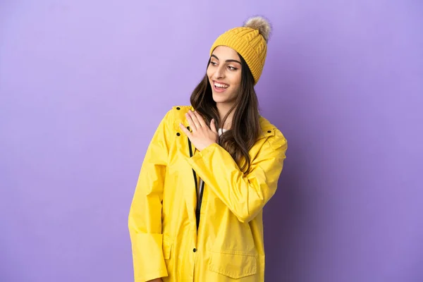 Mujer Caucásica Joven Con Abrigo Impermeable Aislado Sobre Fondo Púrpura —  Fotos de Stock