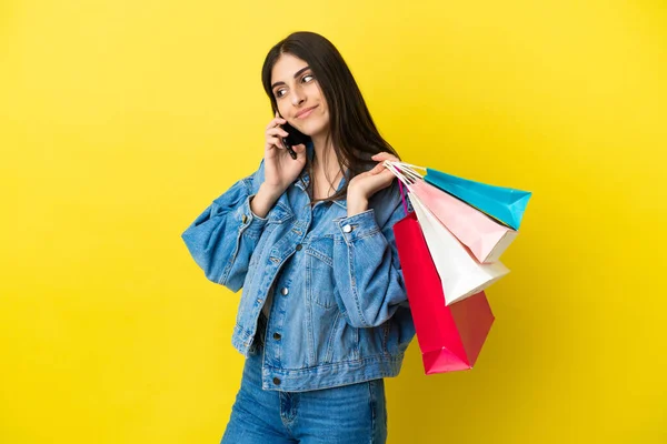 Joven Mujer Caucásica Aislada Sobre Fondo Azul Sosteniendo Bolsas Compras — Foto de Stock