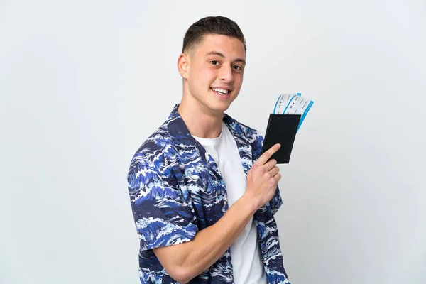 Νεαρός Καυκάσιος Άνδρας Απομονωμένος Λευκό Φόντο Χαρούμενος Στις Διακοπές Διαβατήριο — Φωτογραφία Αρχείου