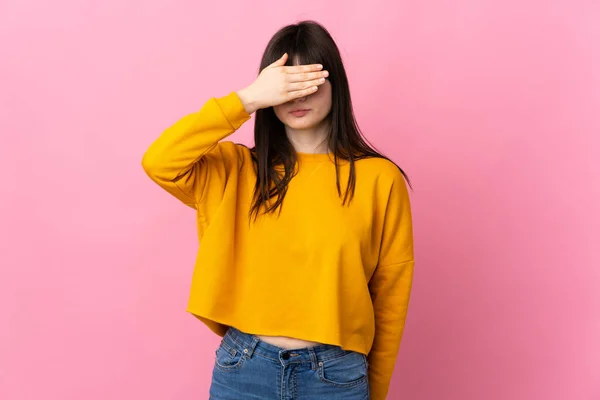 Mujer Ucraniana Joven Aislada Sobre Fondo Rosa Cubriendo Los Ojos —  Fotos de Stock