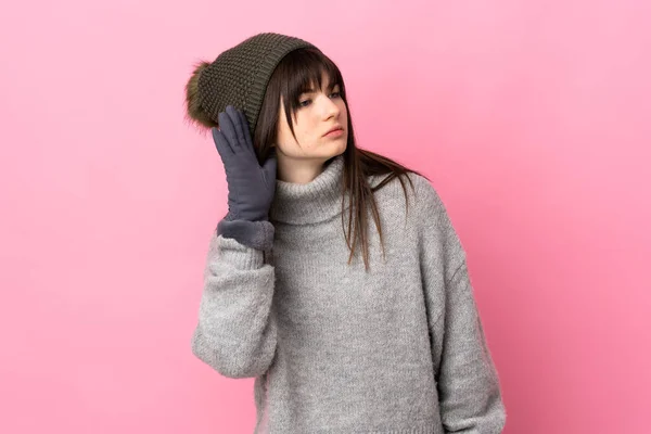 Tonåring Ukrainska Flicka Med Vinter Hatt Isolerad Vit Bakgrund Lyssna — Stockfoto