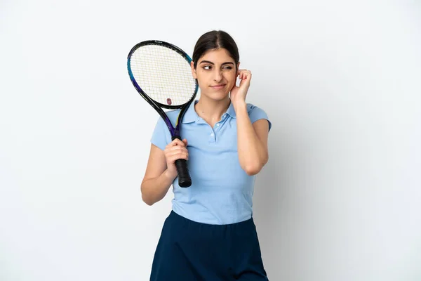 ハンサムな若いテニスプレーヤーCucasian女性孤立した上に白の背景不満とカバー耳 — ストック写真