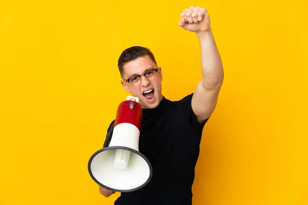 Jonge Blanke Man Geïsoleerd Gele Achtergrond Schreeuwend Door Een Megafoon — Stockfoto