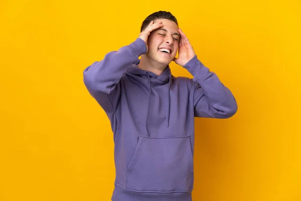 Junger Kaukasier Auf Gelbem Hintergrund Isoliert Und Lachend — Stockfoto