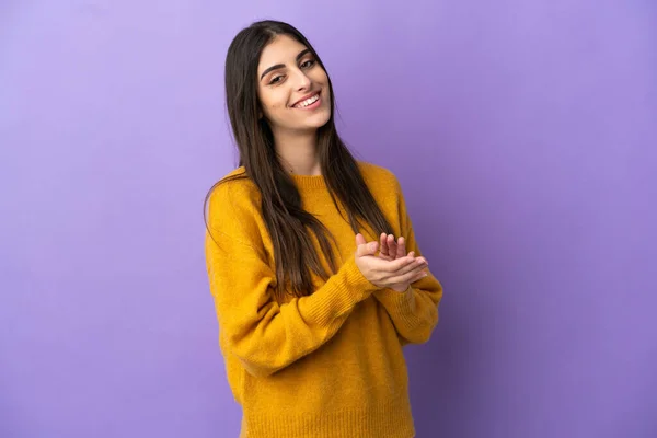 Junge Kaukasische Frau Isoliert Auf Lila Hintergrund Applaudiert — Stockfoto