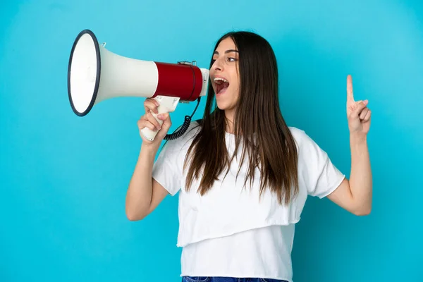 Jonge Blanke Vrouw Geïsoleerd Blauwe Achtergrond Schreeuwen Door Een Megafoon — Stockfoto