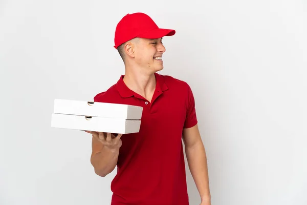 Pizzabote Arbeitsuniform Nimmt Pizzakartons Isoliert Auf Weißem Hintergrund Entgegen — Stockfoto