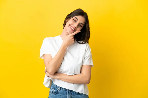 Mulher Caucasiana Jovem Isolado Fundo Amarelo Feliz Sorrindo — Fotografia de Stock