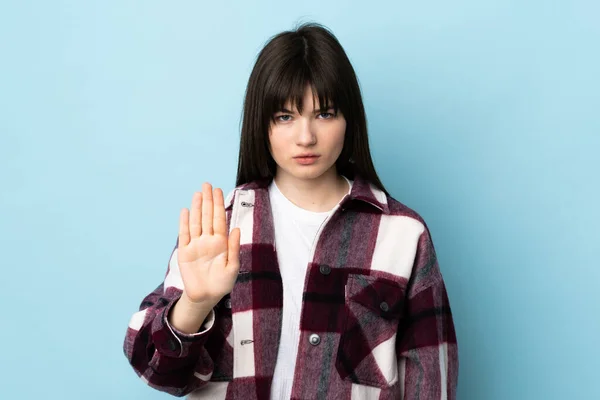 Teenager Ukrajinské Dívka Izolované Modrém Pozadí Dělat Stop Gesto — Stock fotografie