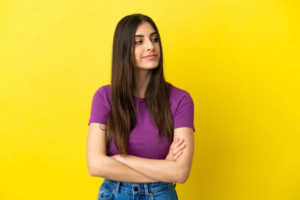 Mulher Caucasiana Jovem Isolado Fundo Amarelo Olhando Para Lado — Fotografia de Stock